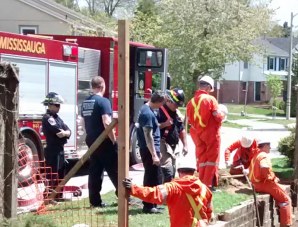 Hydro and fireman at a gas line cut